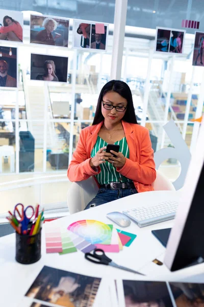 Tampilan Depan Muda Cantik Asia Desainer Grafis Perempuan Menggunakan Ponsel — Stok Foto