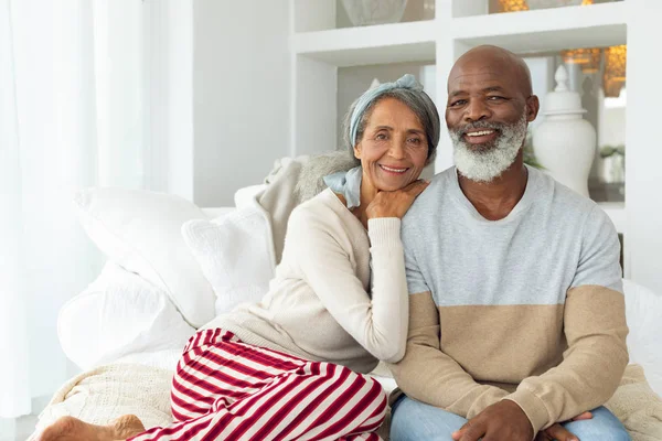 Előnézete Afro Amerikai Házaspár Egy Fehér Szobában Hiteles Senior Nyugdíjas — Stock Fotó