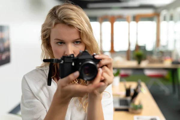 Vooraanzicht Van Mooie Blanke Vrouwelijke Grafisch Ontwerper Klikken Foto Met — Stockfoto