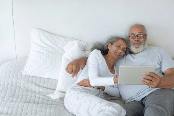 Üst Düzey Çeşitli Çift Yatakta Yatarken Yatak Odasında Dijital Tablet — Stok fotoğraf