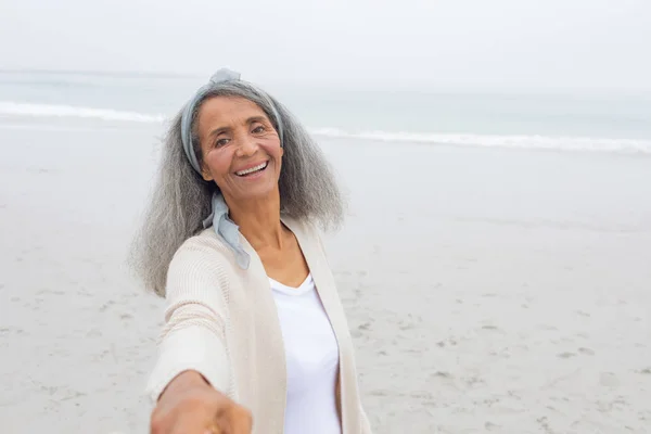 Frontansicht Einer Fröhlichen Senior Mischlingshündin Die Bewölkten Tagen Strand Lächelt — Stockfoto