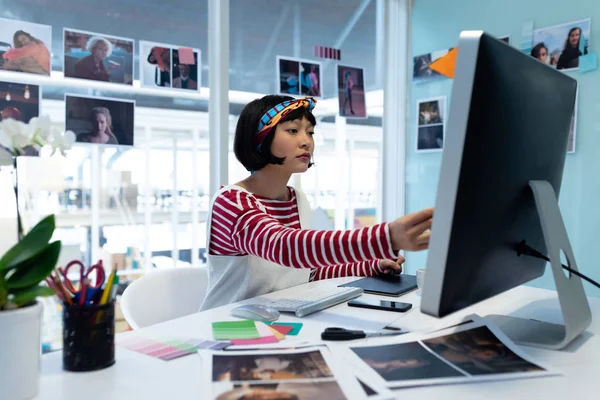 Vista Frontal Joven Diseñadora Gráfica Femenina Bastante Asiática Usando Tableta —  Fotos de Stock