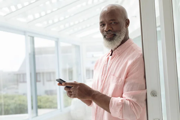 Vista Lateral Homem Afro Americano Usando Smartphone Conceito Vida Aposentado — Fotografia de Stock