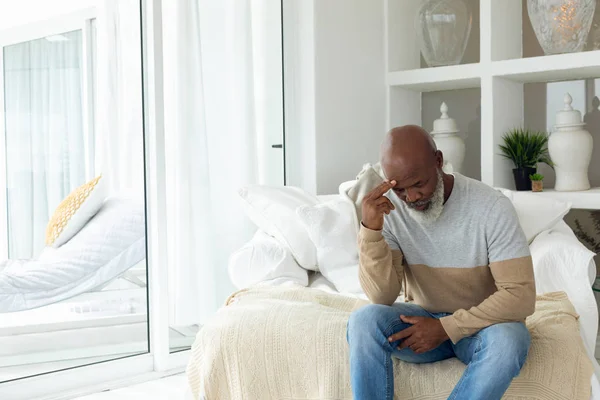 Vista Frontal Homem Afro Americano Sênior Que Pensa Sentar Sofá — Fotografia de Stock