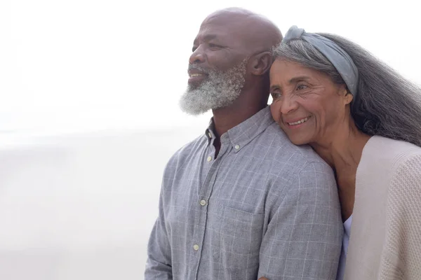 Porträt Eines Glücklichen Afrikanisch Amerikanischen Ehepaares Das Einem Bewölkten Tag — Stockfoto
