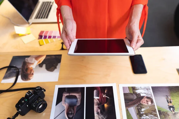 Seção Média Designers Gráficos Femininos Usando Tablet Digital Mesa Escritório — Fotografia de Stock