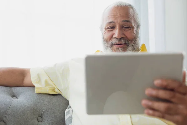 Vista Frontal Homem Raça Mista Usando Tablet Digital Sentado Sofá — Fotografia de Stock