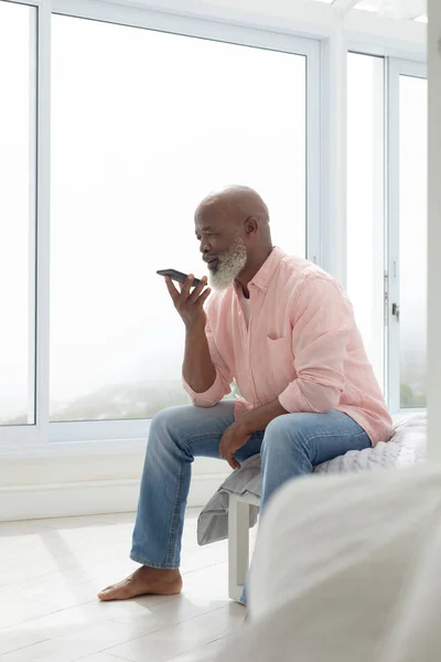 Vista Lateral Homem Afro Americano Falar Telefone Conceito Vida Aposentado — Fotografia de Stock