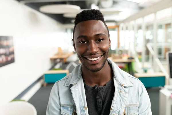 Портрет Африканського Чоловіка Графіка Який Посміхається Офісі — стокове фото