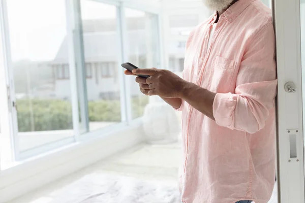 Vista Laterale African American Man Utilizzando Smartphone Concetto Vita Pensionato — Foto Stock