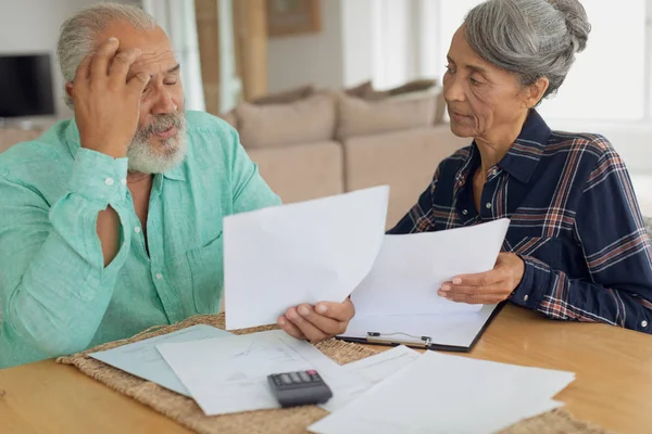 Vooraanzicht Van Betrokken Afro Amerikaanse Echtpaar Doen Financiën Tafel Indoor — Stockfoto