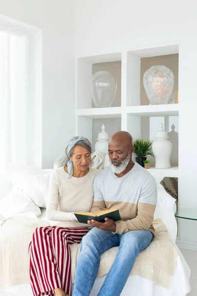 Front View Happy Senior Diversity Couple Reading Book Ενώ Κάθεστε — Φωτογραφία Αρχείου