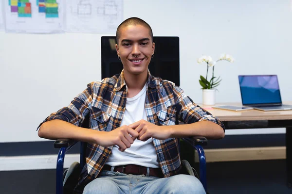 Retrato Del Ejecutivo Masculino Raza Mixta Discapacitado Sonriendo Escritorio Oficina — Foto de Stock