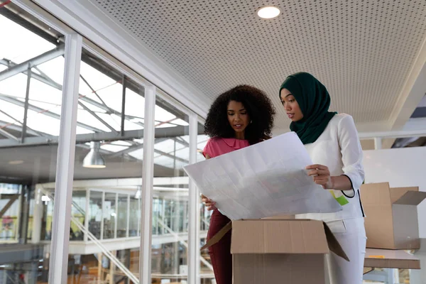 Vista Frontale Giovani Dirigenti Femminili Diversificati Che Guardano Progetto Ufficio — Foto Stock