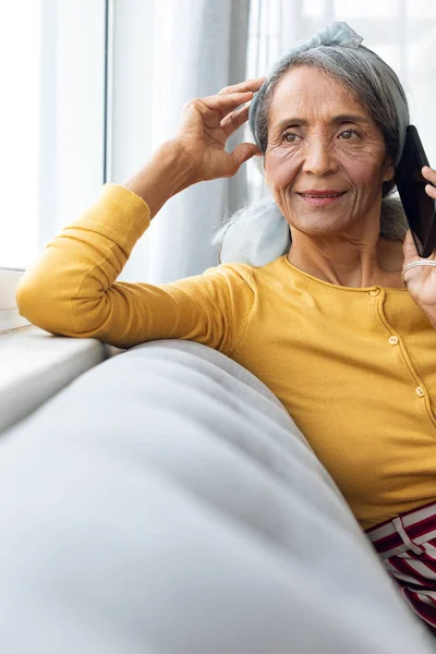 Vista Frontal Una Mujer Afroamericana Hablando Por Teléfono Auténtico Concepto — Foto de Stock