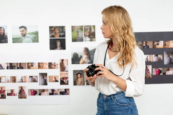 Boční Pohled Krásné Bělošky Grafička Recenzování Fotografií Digitálním Fotoaparátu Kanceláři — Stock fotografie