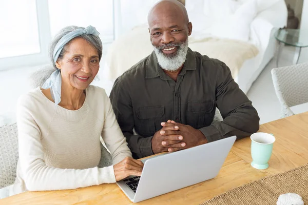 Vista Ángulo Alto Diversa Pareja Ancianos Sonriendo Mientras Usa Portátil — Foto de Stock