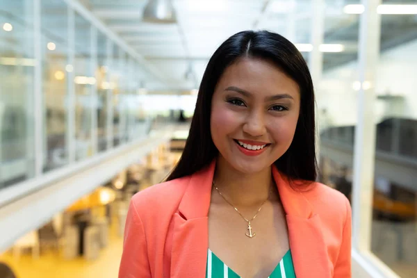 Ofiste Koridorda Gülümseyen Güzel Genç Asyalı Kadını Görünümü — Stok fotoğraf