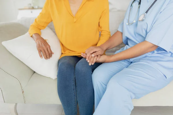 Close Healthcare Nurse Woman Sitting Couch Indoor Authentic Senior Retired — Stock Photo, Image