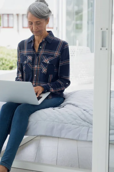 Pohled Starší Afroameričanku Který Používá Přenosný Počítač Zatímco Sedí Posteli — Stock fotografie