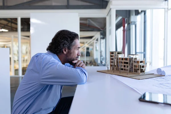 Vue Latérale Architecte Masculin Caucasien Réfléchi Regardant Modèle Architectural Table — Photo