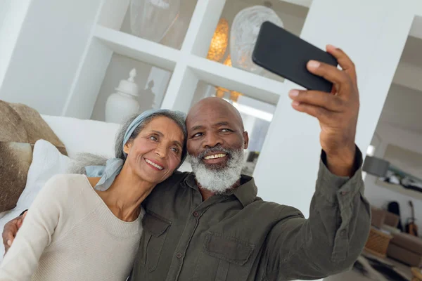 Sahildeki Bir Odada Akıllı Telefonlu Fotoğraf Çeken Farklı Kıdemli Çiftin — Stok fotoğraf