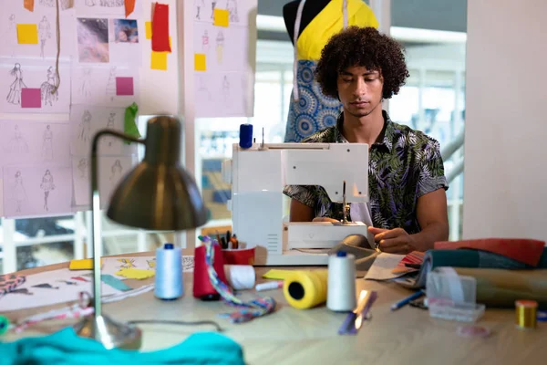 Tasarım Stüdyosundaki Bir Masada Dikiş Makinesi Kullanan Genç Erkek Moda — Stok fotoğraf