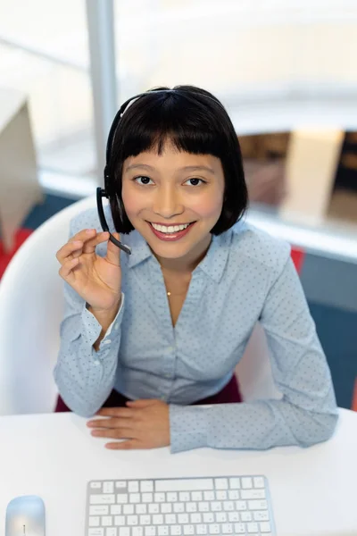 Высокоугольный Вид Симпатичной Молодой Азиатской Женщины Руководителя Службы Работе Клиентами — стоковое фото