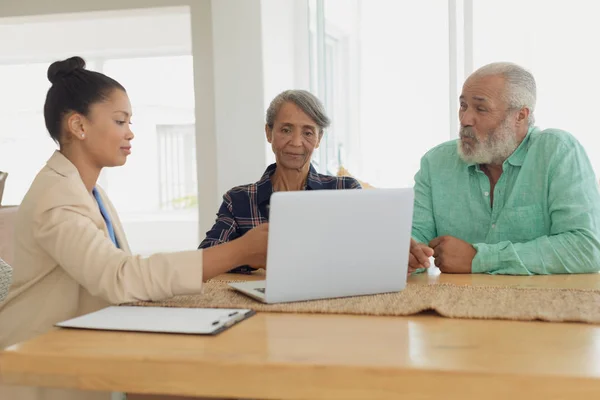 Vista Laterale Della Coppia Afroamericana Che Discute Con Consulente Finanziario — Foto Stock