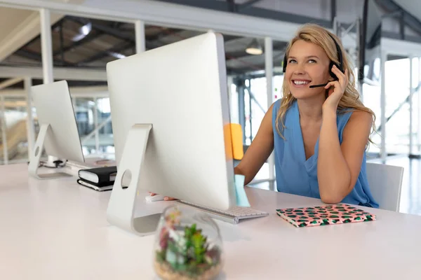 Vista Frontal Ejecutiva Servicio Cliente Mujer Caucásica Hablando Auriculares Escritorio —  Fotos de Stock