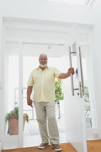 Vue Face Homme Afro Américain Senior Debout Dans Hall Maison — Photo