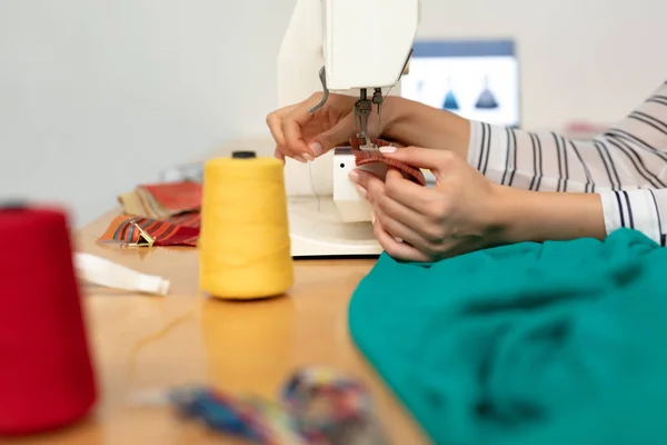 Close Designer Moda Feminina Usando Máquina Costura Uma Mesa Estúdio — Fotografia de Stock