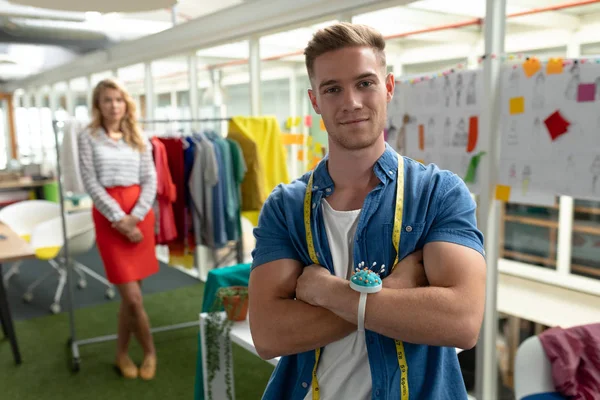 Retrato Hombre Caucásico Diseñador Moda Pie Con Los Brazos Cruzados — Foto de Stock