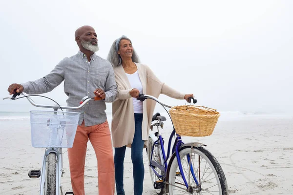 Вид Спереди Счастливой Афро Американской Пары Стоящей Велосипедами Пляже Пасмурный — стоковое фото