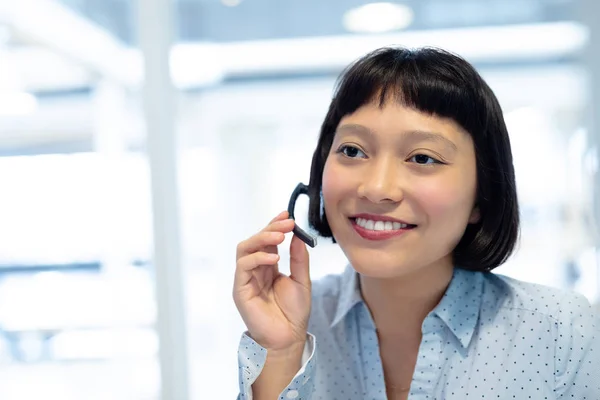 Vista Frontale Asiatica Sorridente Esecutivo Servizio Clienti Femminile Parlando Auricolare — Foto Stock