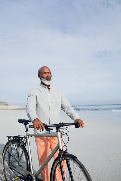 Vista Frontale Senior Afro Americano Piedi Con Bicicletta Sulla Spiaggia — Foto Stock