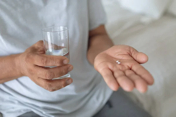 Sluiten Van Senior Blanke Man Zittend Het Bed Terwijl Hij — Stockfoto