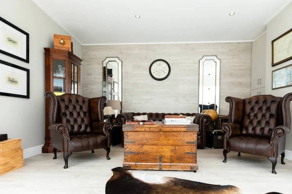 家の中に革の椅子と木製のテーブルが備わり 古典的な部屋の正面図 — ストック写真