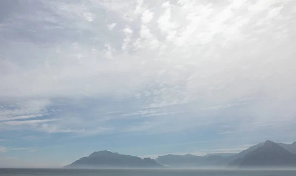 Pohled Krajinu Horami Oblohou Mraky — Stock fotografie