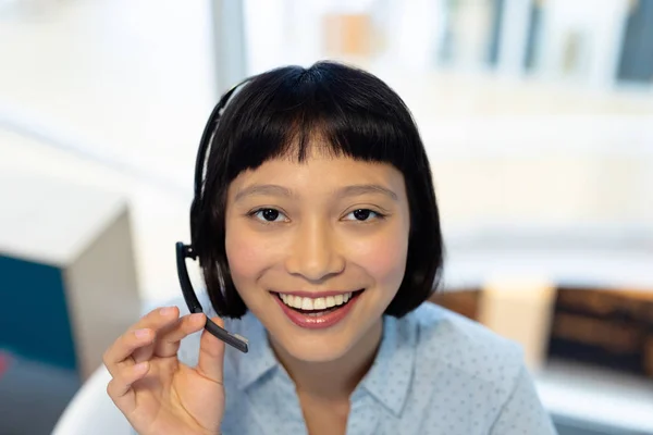 Vista Frontal Joven Mujer Asiática Bastante Ejecutivo Servicio Cliente Hablando — Foto de Stock
