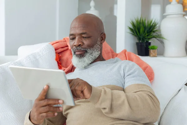 Vista Frontal Homem Afro Americano Sênior Bonito Usando Tablet Digital — Fotografia de Stock