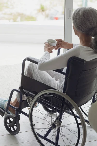 Nahaufnahme Einer Frau Rollstuhl Die Drinnen Kaffee Trinkt Authentisches Senioren — Stockfoto