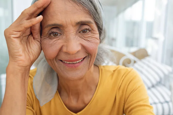 Přední Pohled Afroameričanku Místnosti Rukou Čele Authentic Senior Retired Life — Stock fotografie