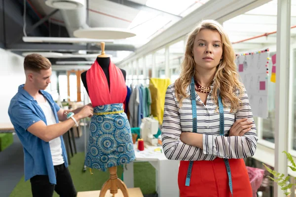 Retrato Una Joven Diseñadora Moda Caucásica Pie Con Los Brazos — Foto de Stock