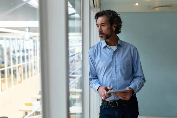 Vooraanzicht Van Doordachte Blanke Zakenman Met Digitale Tablet Kijkend Door — Stockfoto