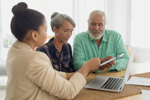 Sidovy Finansiell Rådgivare Diskuterar Information Med Afro Amerikansk Par Inomhus — Stockfoto