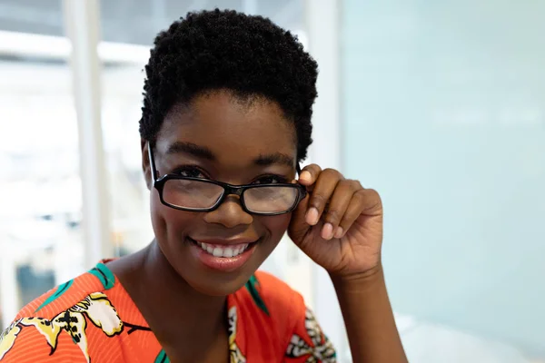 Retrato Jovem Designer Gráfica Afro Americana Sorrindo Escritório — Fotografia de Stock