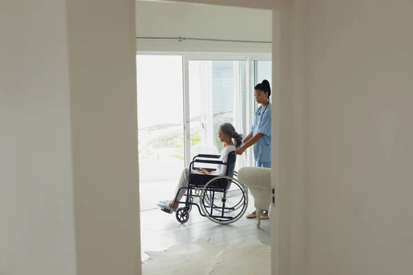 Vista Laterale Dell Operatore Sanitario Della Donna Una Sedia Rotelle — Foto Stock