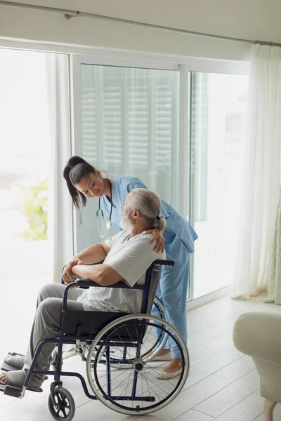 Vista Laterale Dell Operatore Sanitario Che Parla Con Uomo Sulla — Foto Stock