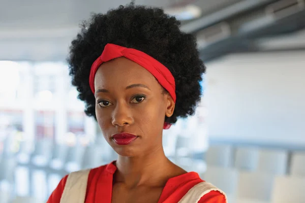 Porträt Einer Selbstbewussten Weiblichen Führungskraft Mit Gemischter Rasse Die Konferenzraum — Stockfoto